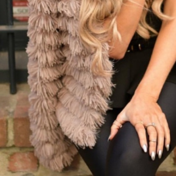 🔥 HOST PICK🔥 1 LEFT Fluffy Beige Jacket - Picture 6 of 7